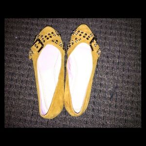 These are mustard yellow studded hot flats🤩